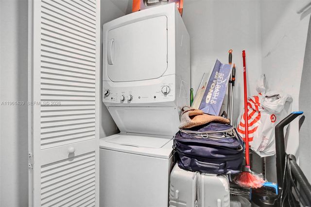 121 NE 34th St 1814, Miami, FL 33137