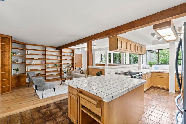 6425 Zinn Dr, Oakland, CA 94611