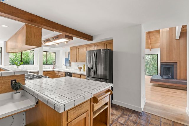 6425 Zinn Dr, Oakland, CA 94611