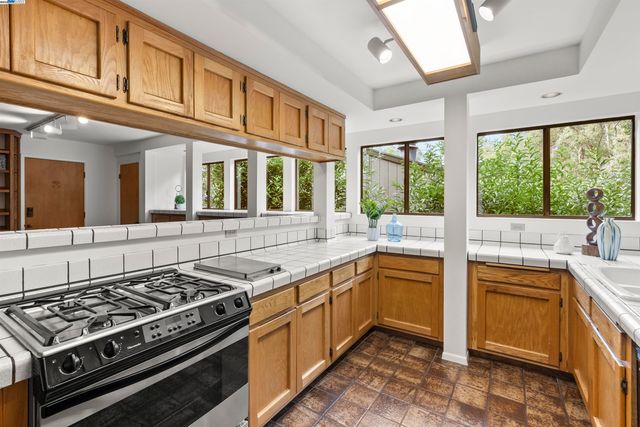 6425 Zinn Dr, Oakland, CA 94611