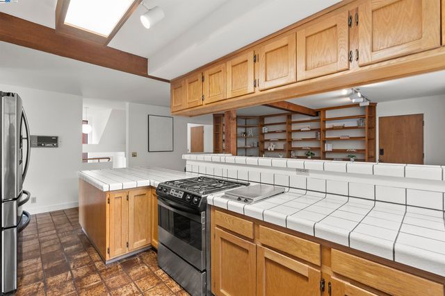 6425 Zinn Dr, Oakland, CA 94611
