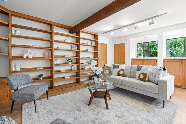 6425 Zinn Dr, Oakland, CA 94611