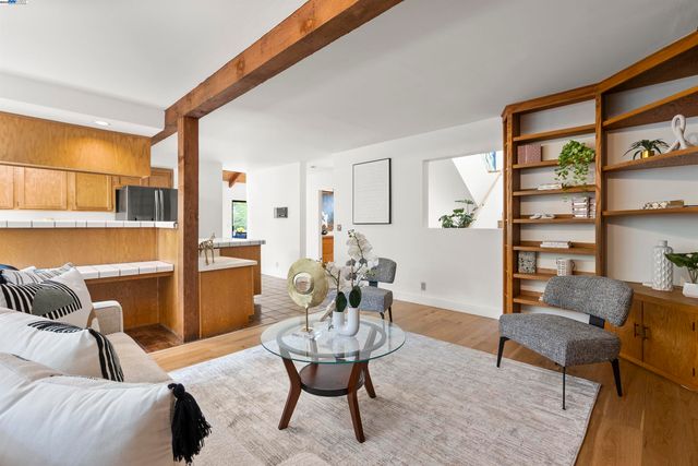6425 Zinn Dr, Oakland, CA 94611