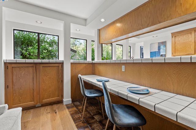 6425 Zinn Dr, Oakland, CA 94611