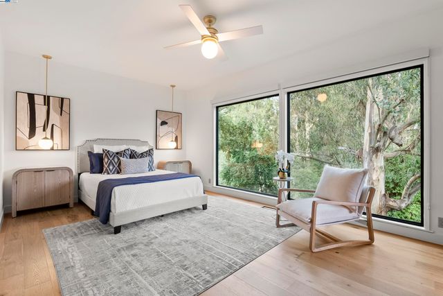 6425 Zinn Dr, Oakland, CA 94611