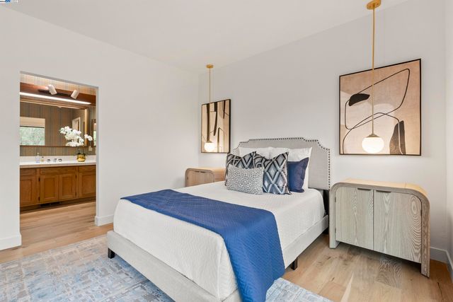 6425 Zinn Dr, Oakland, CA 94611