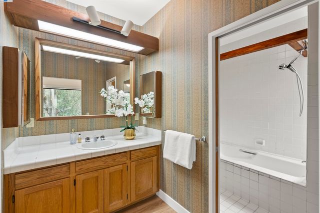 6425 Zinn Dr, Oakland, CA 94611