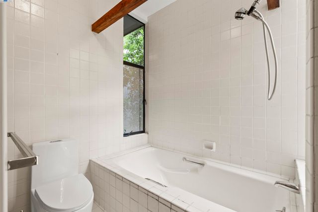6425 Zinn Dr, Oakland, CA 94611
