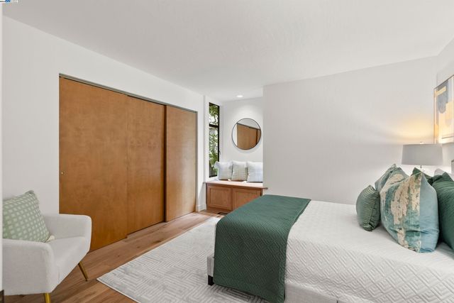 6425 Zinn Dr, Oakland, CA 94611