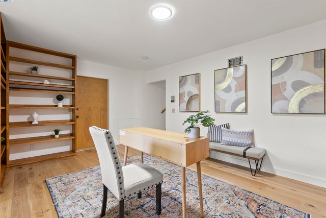 6425 Zinn Dr, Oakland, CA 94611