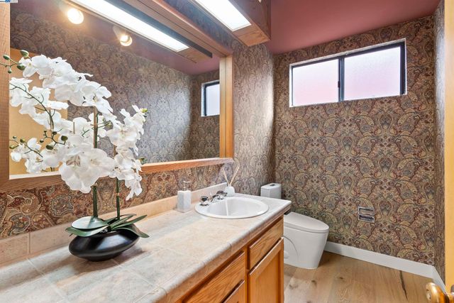 6425 Zinn Dr, Oakland, CA 94611