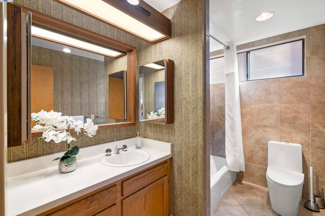 6425 Zinn Dr, Oakland, CA 94611