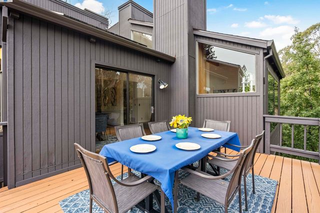 6425 Zinn Dr, Oakland, CA 94611