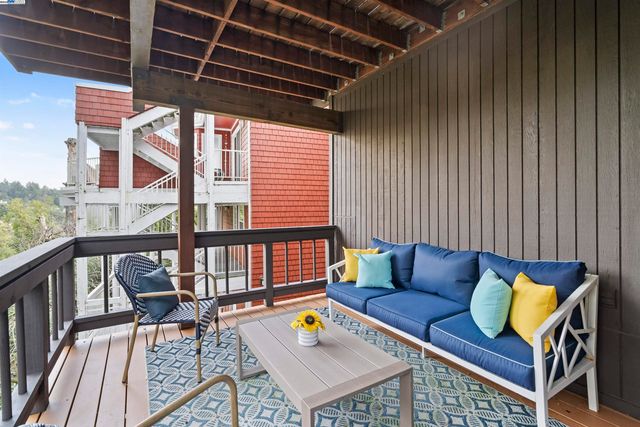 6425 Zinn Dr, Oakland, CA 94611