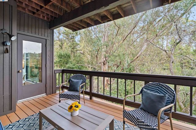 6425 Zinn Dr, Oakland, CA 94611