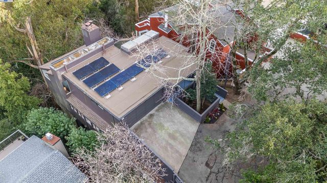 6425 Zinn Dr, Oakland, CA 94611