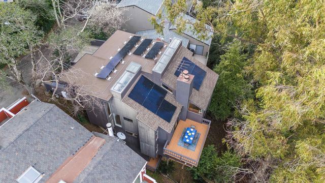 6425 Zinn Dr, Oakland, CA 94611