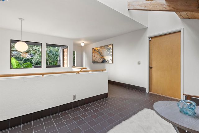 6425 Zinn Dr, Oakland, CA 94611