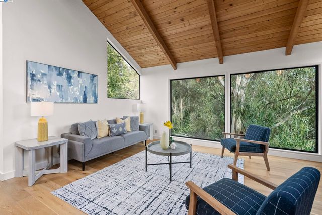 6425 Zinn Dr, Oakland, CA 94611