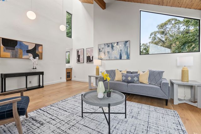 6425 Zinn Dr, Oakland, CA 94611