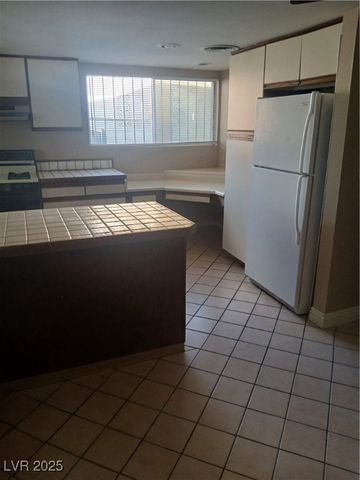 3028 Scarlet Oak Avenue, Las Vegas, NV 89104