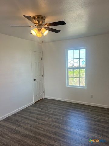 408 W Royal Oak Lane, Rockport, TX 78382