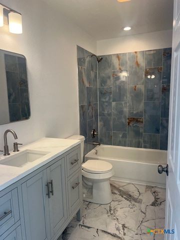 408 W Royal Oak Lane, Rockport, TX 78382