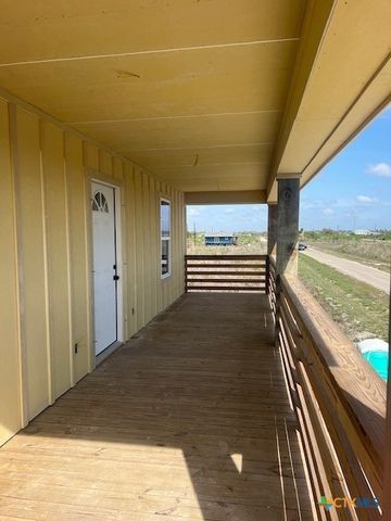 408 W Royal Oak Lane, Rockport, TX 78382