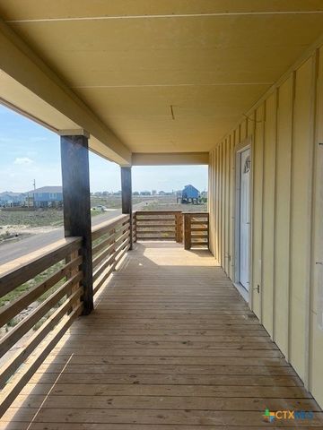 408 W Royal Oak Lane, Rockport, TX 78382