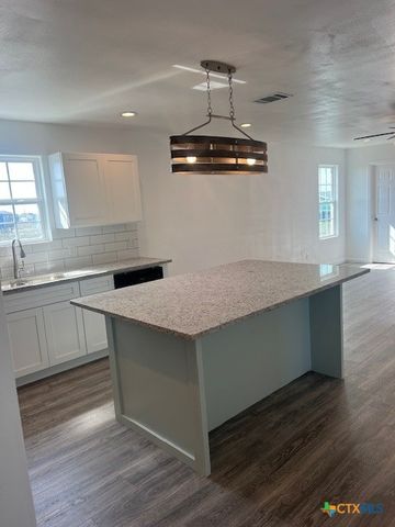 408 W Royal Oak Lane, Rockport, TX 78382