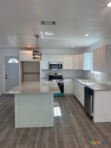 408 W Royal Oak Lane, Rockport, TX 78382