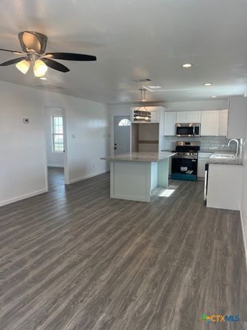 408 W Royal Oak Lane, Rockport, TX 78382