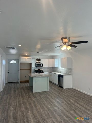 408 W Royal Oak Lane, Rockport, TX 78382