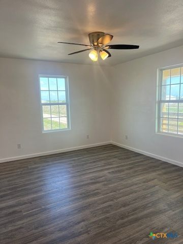 408 W Royal Oak Lane, Rockport, TX 78382