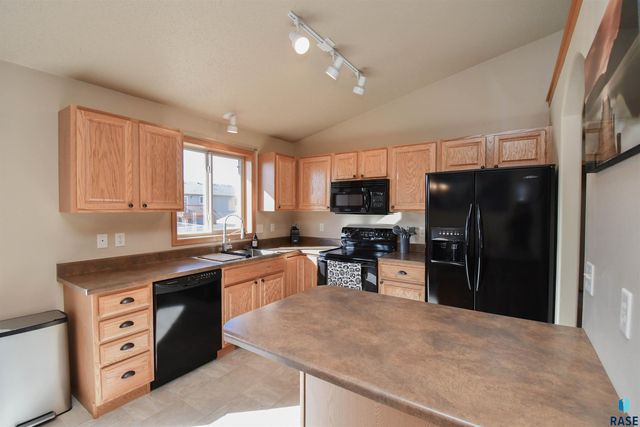 7805 W 44th St Street, Sioux Falls, SD 57106