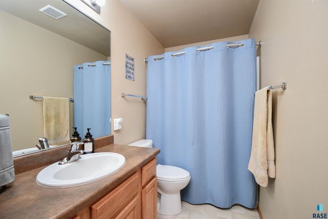 7805 W 44th St Street, Sioux Falls, SD 57106