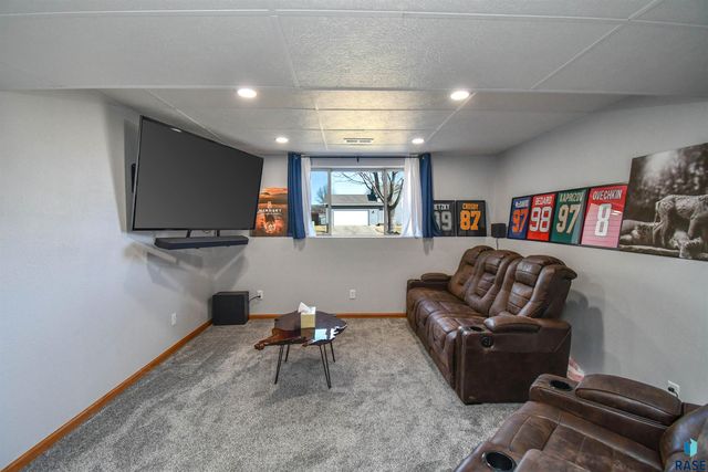 7805 W 44th St Street, Sioux Falls, SD 57106