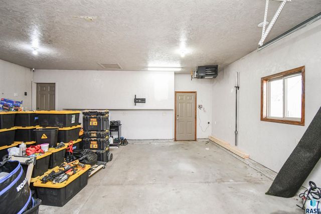 7805 W 44th St Street, Sioux Falls, SD 57106