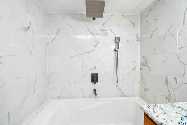 7805 W 44th St Street, Sioux Falls, SD 57106