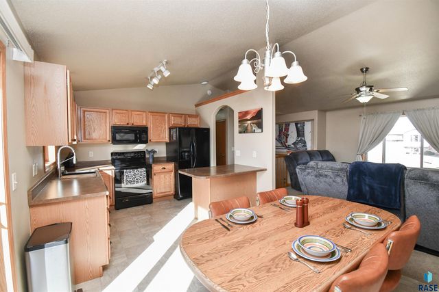 7805 W 44th St Street, Sioux Falls, SD 57106