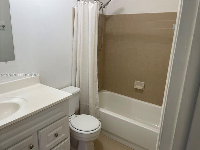 819 NE 199th St 6-205, Miami, FL 33179