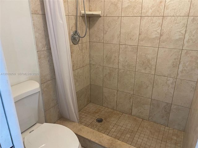 819 NE 199th St 6-205, Miami, FL 33179