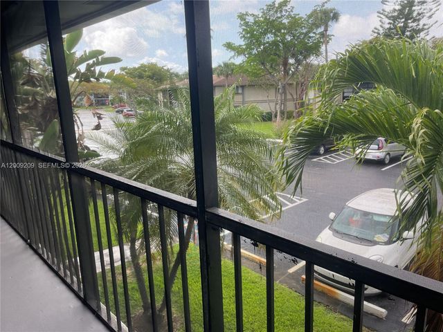 819 NE 199th St 6-205, Miami, FL 33179