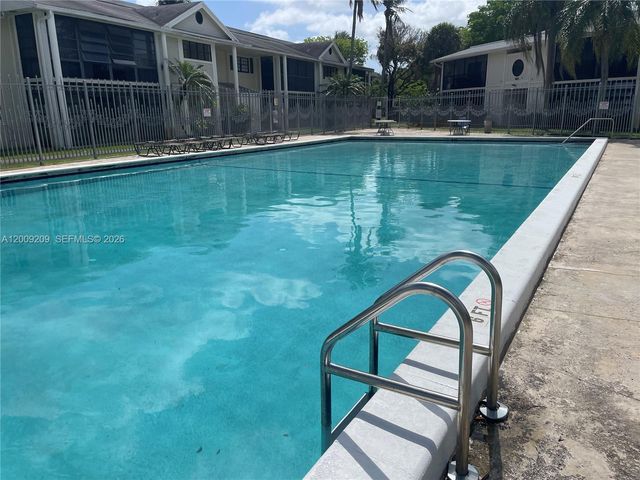 819 NE 199th St 6-205, Miami, FL 33179