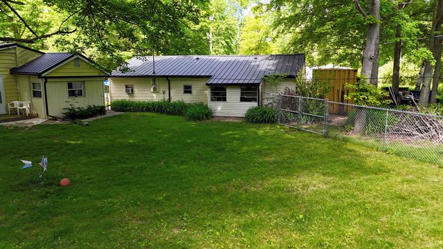 836 Poquonnock Drive, Hope, MI 48628