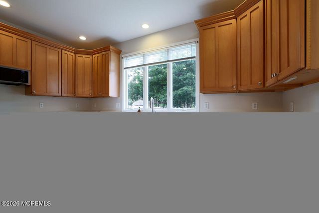 5 Popper Street, Manahawkin, NJ 08050