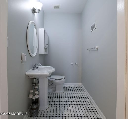 5 Popper Street, Manahawkin, NJ 08050