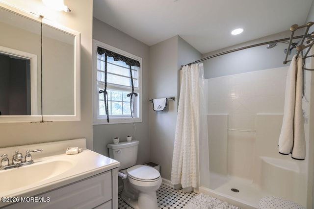 5 Popper Street, Manahawkin, NJ 08050
