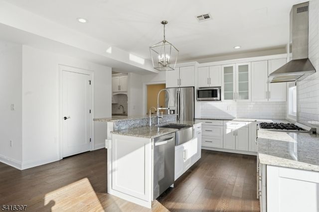 44 Manor Rd, Livingston Twp., NJ 07039