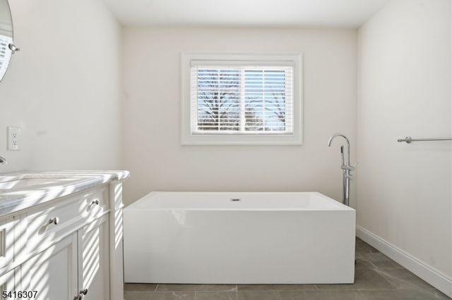 44 Manor Rd, Livingston Twp., NJ 07039